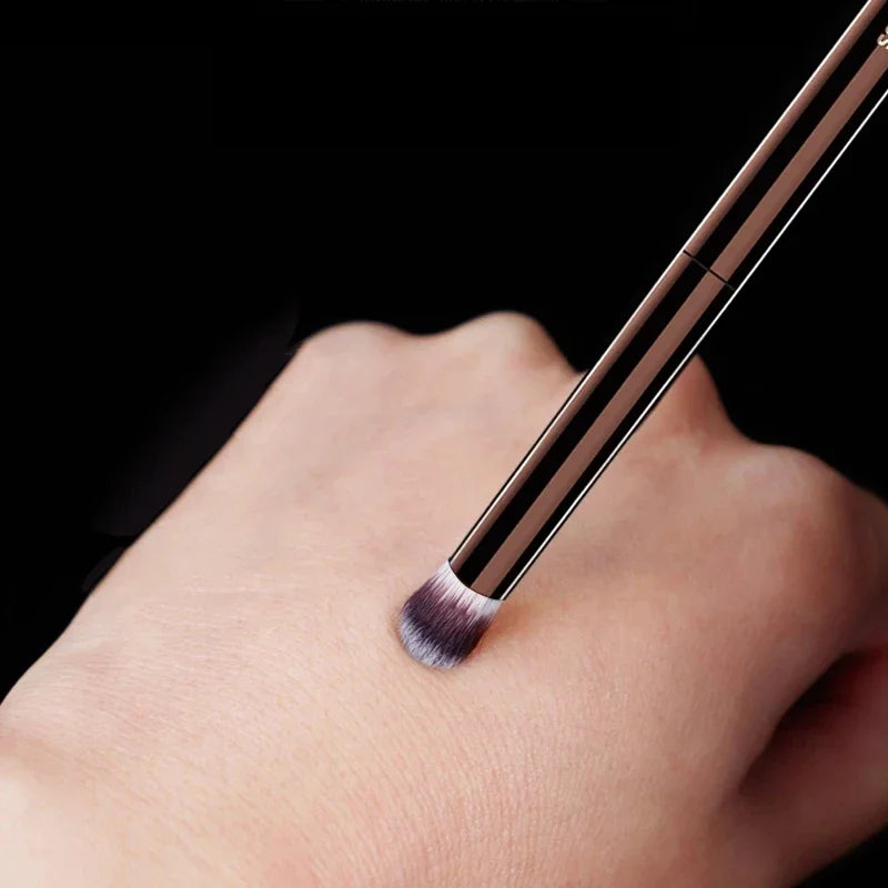 Hourglass Makeup Brush- No.9 Soft Fiber Hair Blending Eyeshadow Brush